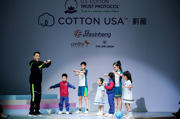 学生装也时尚——COTTON USA联手刘薇亮相中国国际时装周