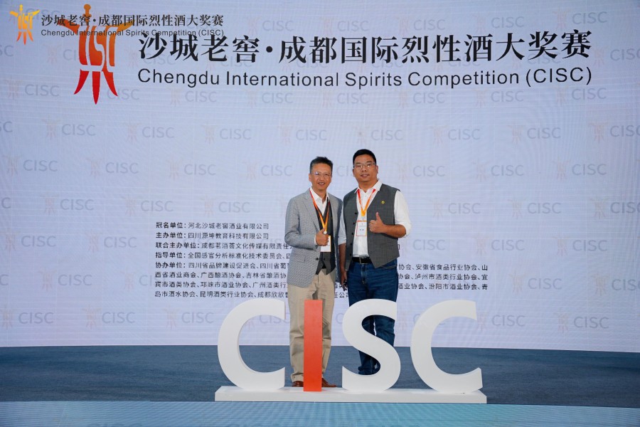 青兕品牌创始人张文棋荣膺“荣誉酒品评价师”终身称号，受聘担任2026成都国际烈性酒大奖赛（CISC）评委